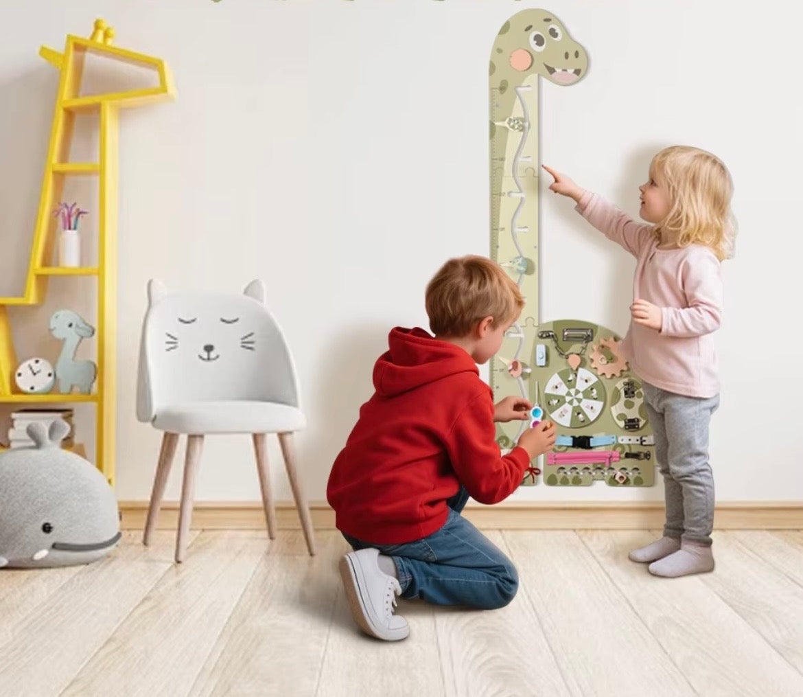 Centrum Rozwoju na Twojej Ścianie: Sensoryczna Miarka Wzrostu z Panelem Manipulacyjnym – Wspieraj Motorykę Malucha!