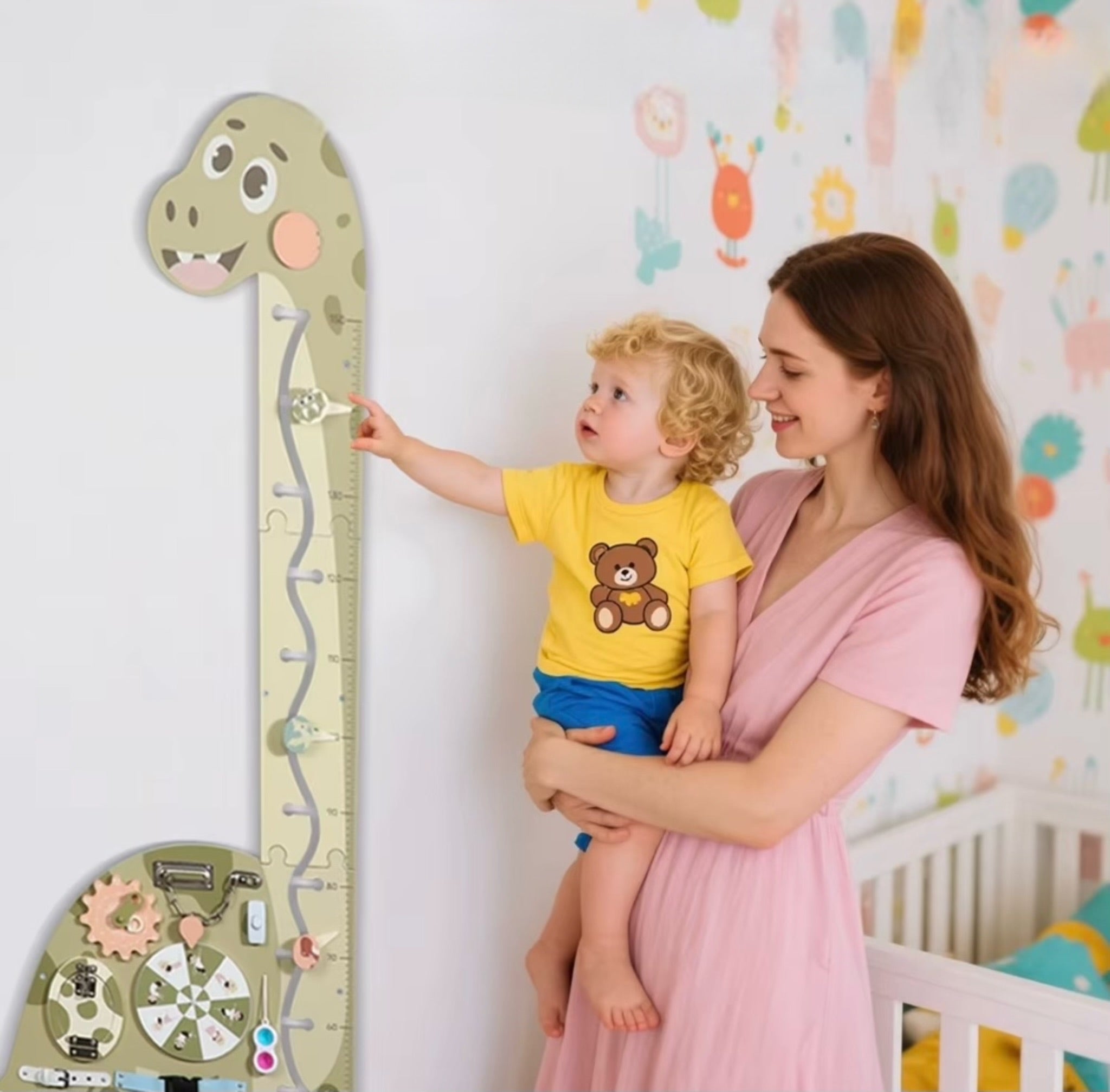 Centrum Rozwoju na Twojej Ścianie: Sensoryczna Miarka Wzrostu z Panelem Manipulacyjnym – Wspieraj Motorykę Malucha!
